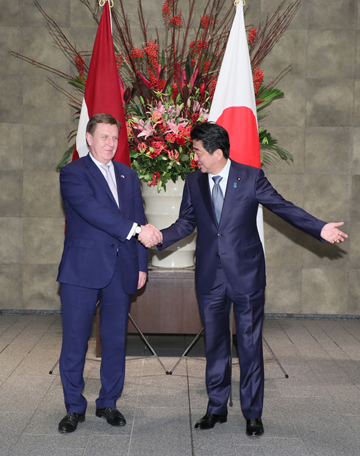 Photograph of Prime Minister Abe welcoming the Prime Minister of Latvia (2)