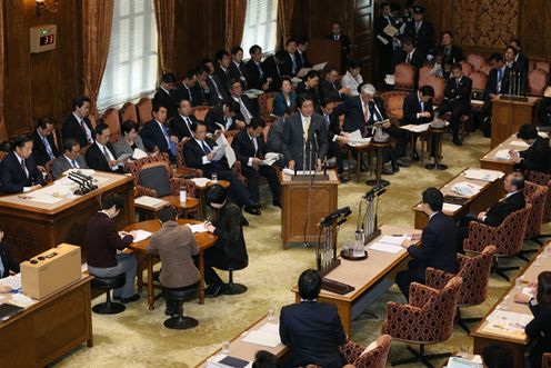 Photograph of the Prime Minister answering questions (2)