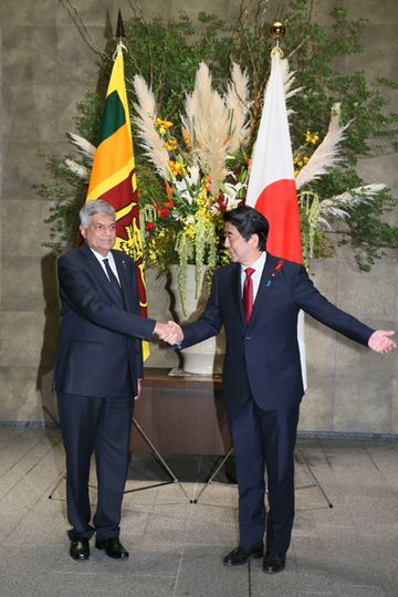 Photograph of the Prime Minister welcoming the Prime Minister of Sri Lanka