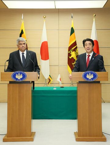 Photograph of the joint press announcement (1)