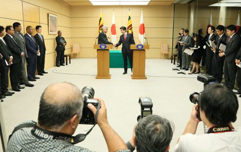 Photograph of the joint press announcement (2)