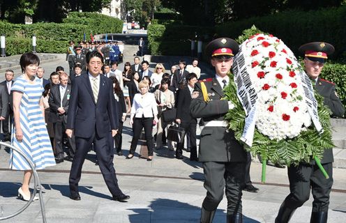 Photograph of the Prime Minister offering a wreath at the Tomb of the Unknown Soldier