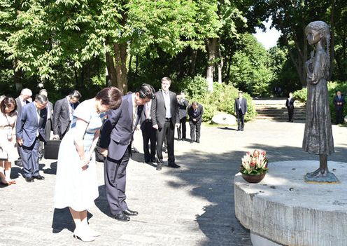 Photograph of the Prime Minister offering flowers at the Memorial in Commemoration of Famines’ Victims in Ukraine