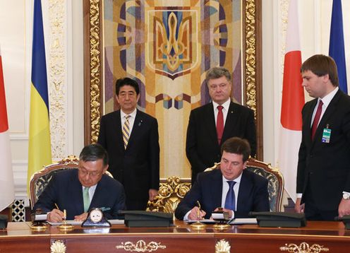 Photograph of the two leaders attending the signing ceremony