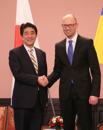 Photograph of the Prime Minister shaking hands with the Prime Minister of Ukraine