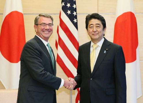 Photograph of the Prime Minister shaking hands with the US Secretary of Defense