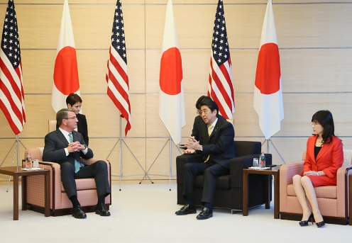 Photograph of the Prime Minister receiving the courtesy call from the US Secretary of Defense (1)