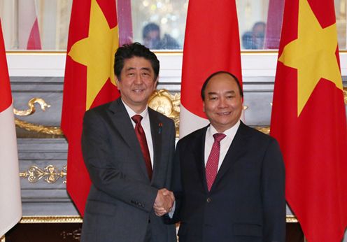 Photograph of the leaders shaking hands