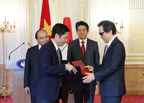 Photograph of the leaders attending the exchange of documents (5)