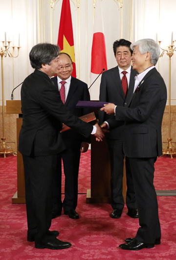 Photograph of the leaders attending the exchange of documents (6)