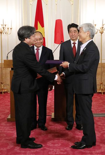 Photograph of the leaders attending the exchange of documents (6)