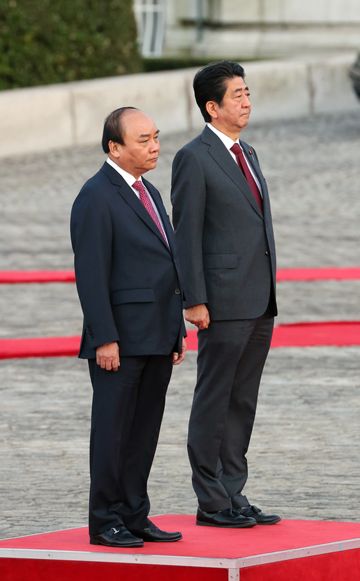 Photograph of the salute and the guard of honor ceremony (1)