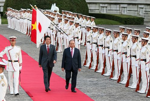 Photograph of the salute and the guard of honor ceremony (3)