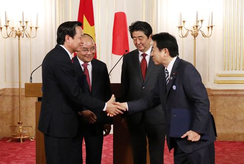 Photograph of the leaders attending the exchange of documents (2)