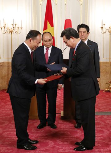 Photograph of the leaders attending the exchange of documents (3)