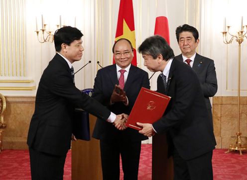 Photograph of the leaders attending the exchange of documents (4)