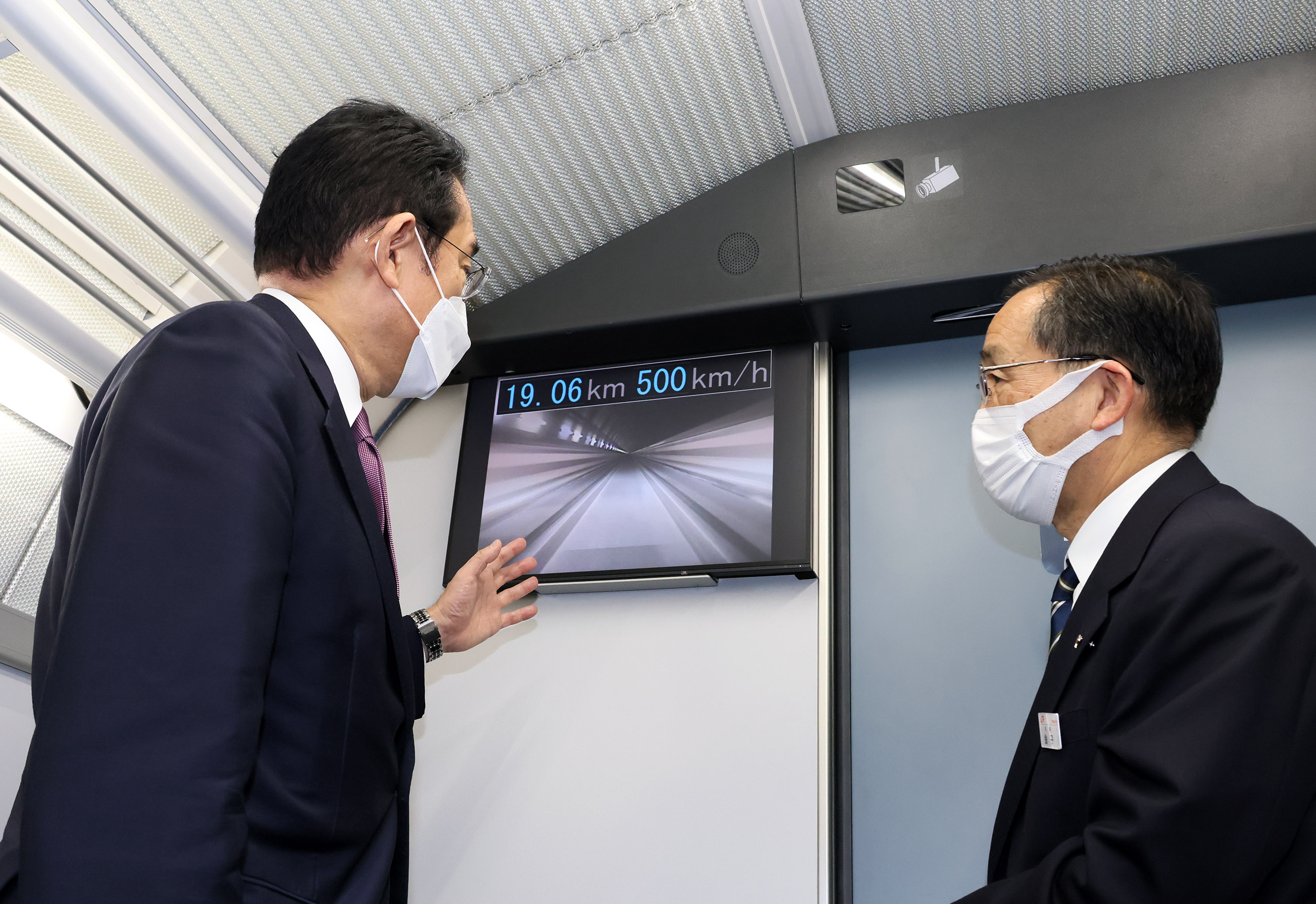 Photograph of the Prime Minister visiting the Yamanashi Maglev Test Track (7)