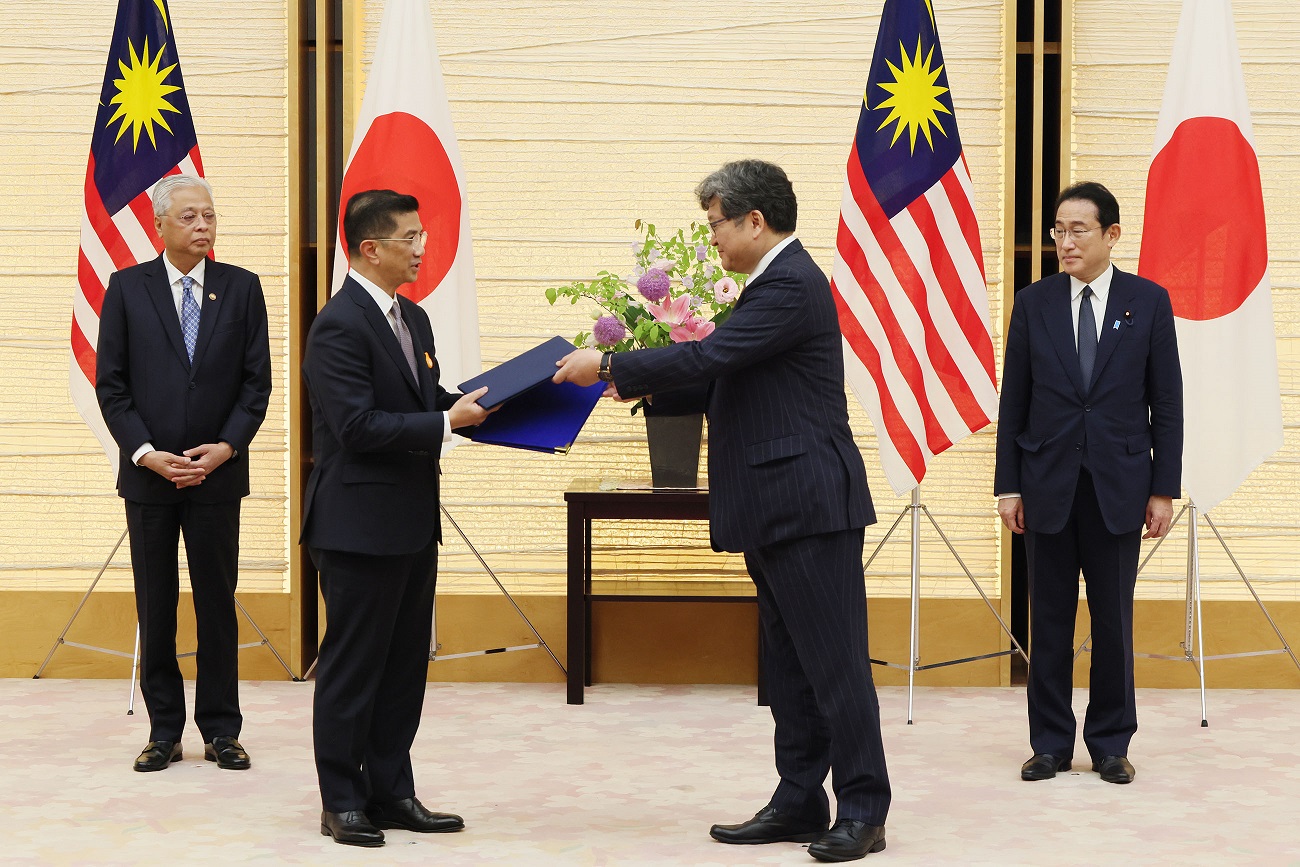 Photograph of an exchange of documents ceremony  (1)