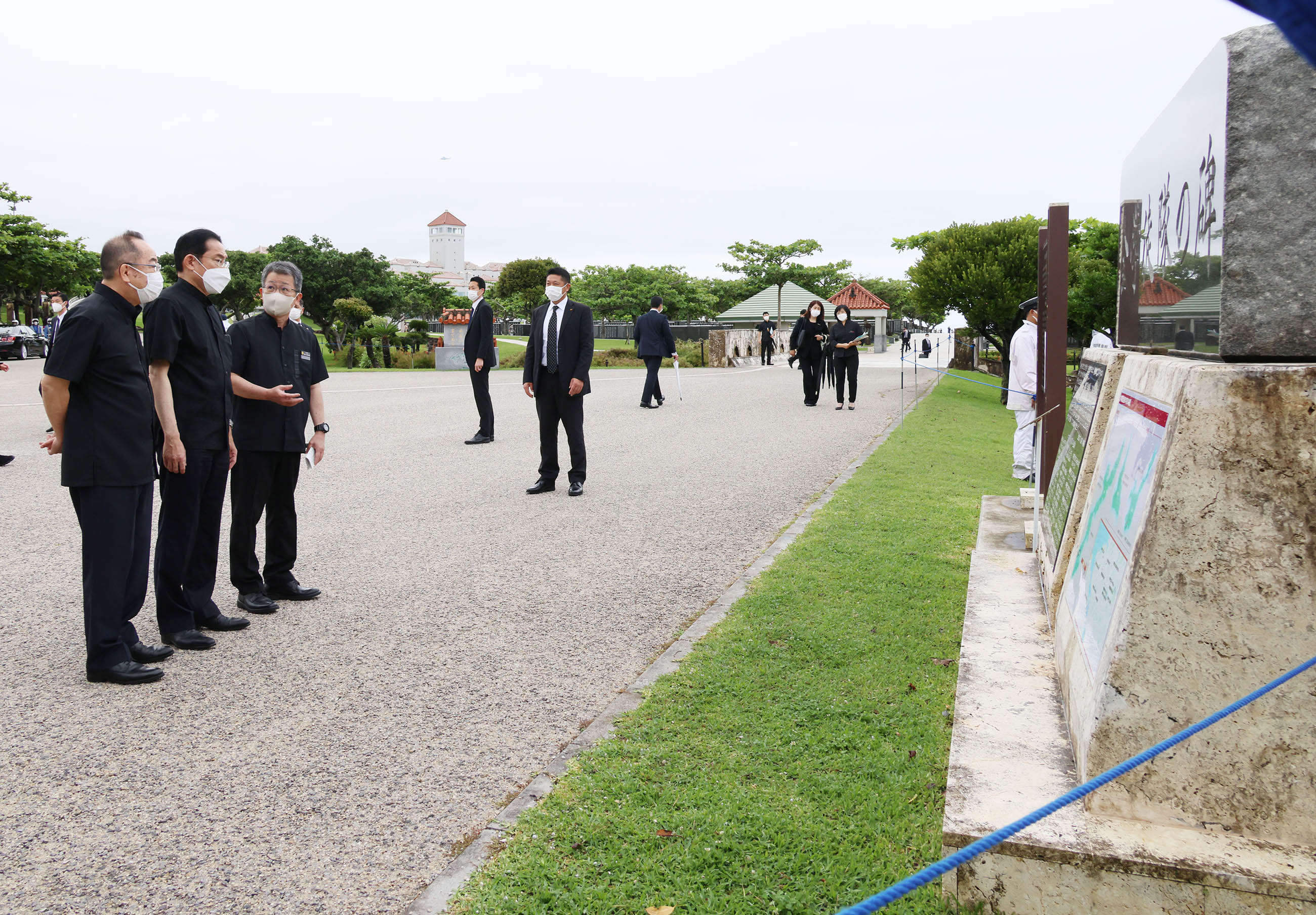 Photograph of the Prime Minister visiting the Monument to Students Mobilized during the Battle of Okinawa (2)