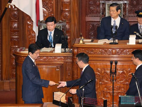Photograph of the Prime Minister casting a vote in the plenary session of the House of Representatives