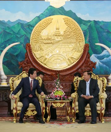 Photograph of the Japan-Laos Summit Meeting
