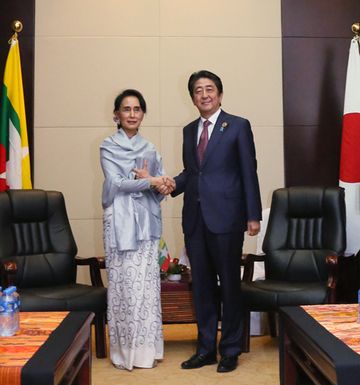 Photograph of Prime Minister Abe shaking hands with State Counsellor of Myanmar