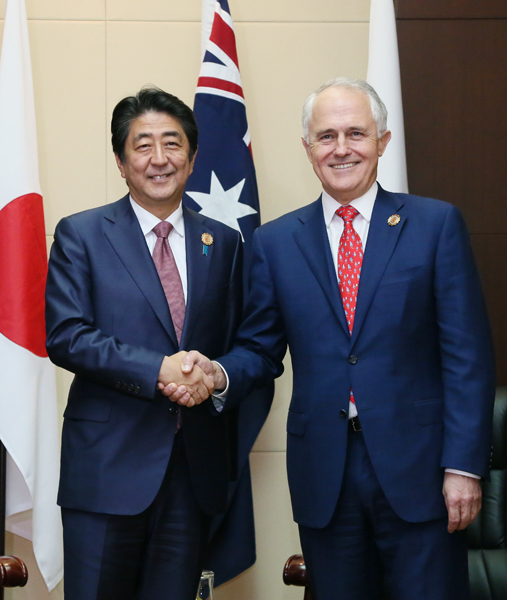 Photograph of Prime Minister Abe shaking hands with Prime Minister of Australia