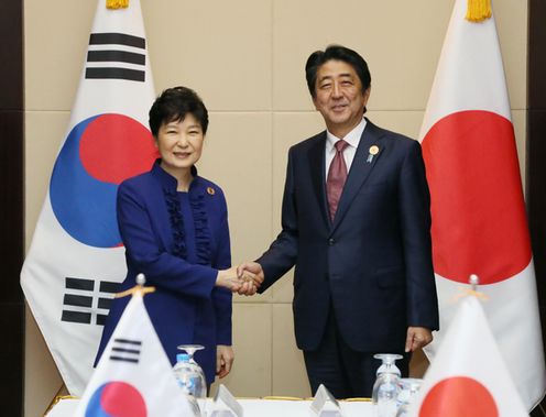 Photograph of Prime Minister Abe shaking hands the President of the Republic of Korea