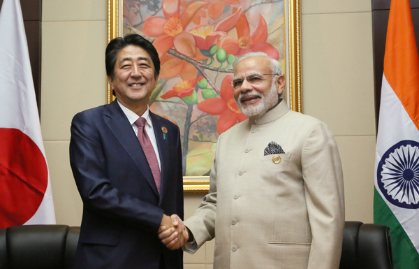 Photograph of Prime Minister Abe shaking hands with Prime Minister of India