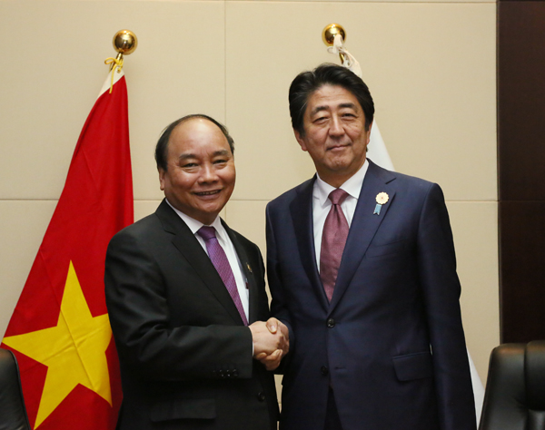 Photograph of Prime Minister Abe shaking hands with Prime Minister of Viet Nam