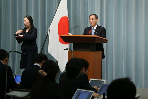 Photograph of the Chief Cabinet Secretary announcing the list of Cabinet members