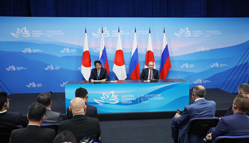 Photograph of the Japan-Russia joint press announcement (2)