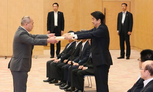 Photograph of the Prime Minister presenting a certificate of appreciation (1)