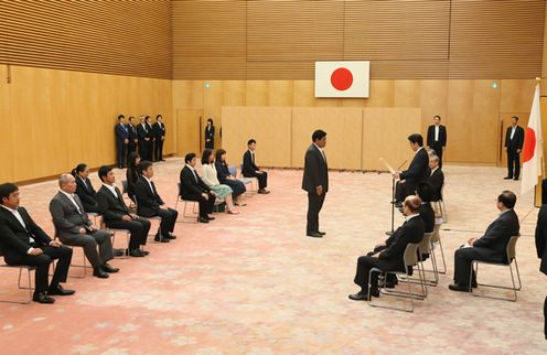 Photograph of the Prime Minister presenting a certificate of appreciation (2)