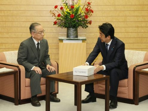 Photograph of the Prime Minister receiving the FY2015 Audit Report (2)