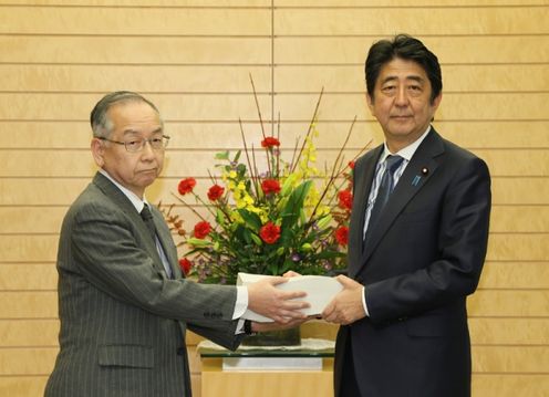 Photograph of the Prime Minister receiving the FY2015 Audit Report (1)