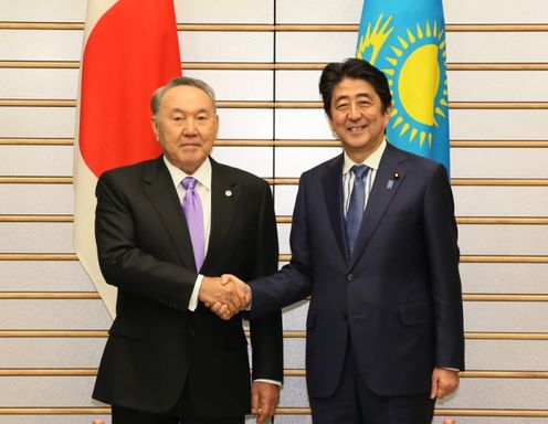 Photograph of the leaders shaking hands