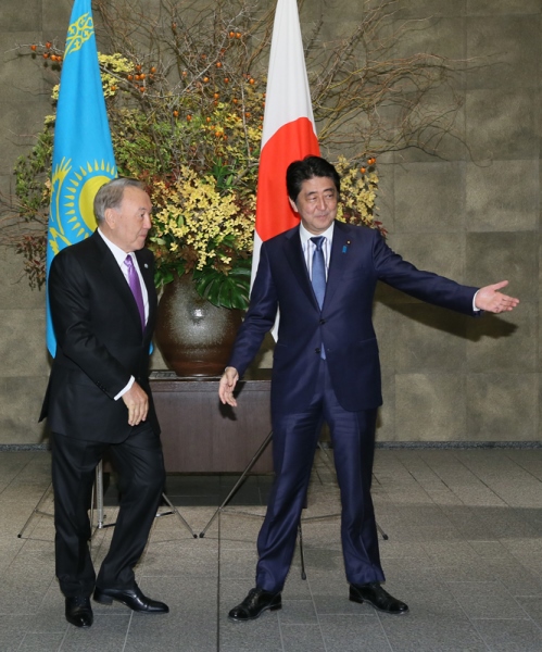 Photograph of the Prime Minister welcoming the President of Kazakhstan