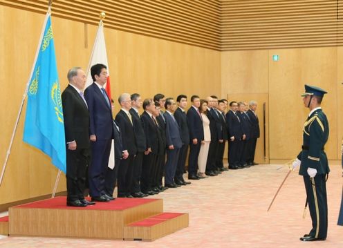 Photograph of the salute and the guard of honor (1)