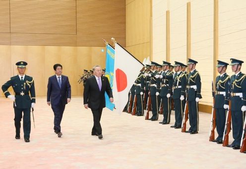 Photograph of the salute and the guard of honor (2)