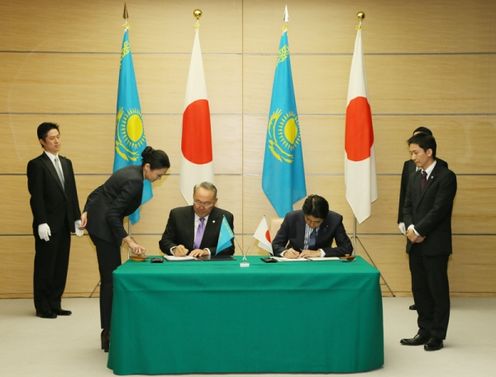 Photograph of the leaders at the signing ceremony (1)