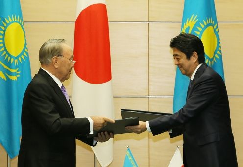 Photograph of the leaders at the signing ceremony (2)