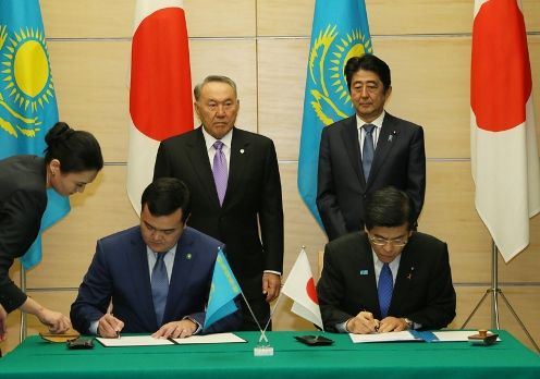 Photograph of the leaders attending the signing ceremony (1)