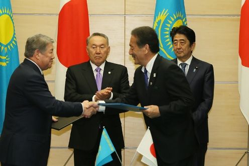 Photograph of the leaders attending the signing ceremony (2)