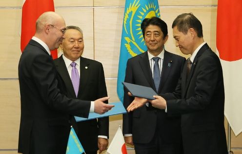 Photograph of the leaders attending the signing ceremony (3)