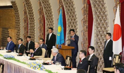 Photograph of the Prime Minister delivering an address at the dinner banquet