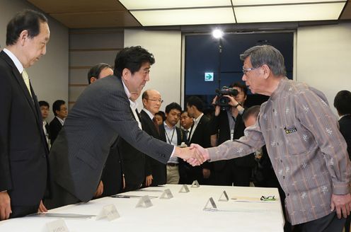 Photograph of the Prime Minister shaking hands