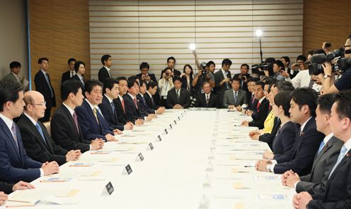 Photograph of the Prime Minister delivering an address (3)