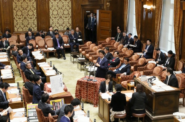 Photograph of the Prime Minister answering questions (2)