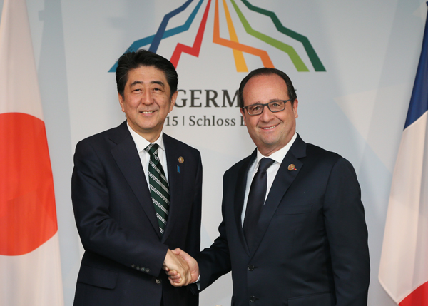 Photograph of the Prime Minister shaking hands with the President of France